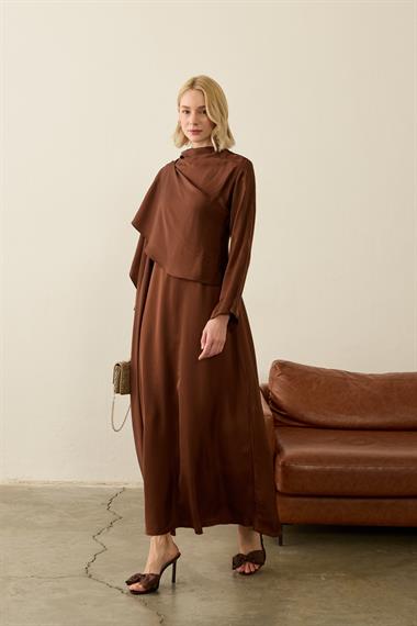 Lora Asimetrik Şal Detaylı Dökümlü Elbise KAHVERENGİ