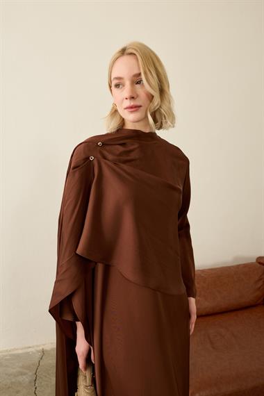 Lora Asimetrik Şal Detaylı Dökümlü Elbise KAHVERENGİ