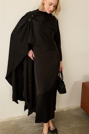 Lora Asimetrik Şal Detaylı Dökümlü Elbise SİYAH