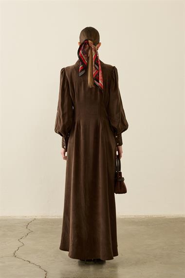 Mari Belden Oturtmalı Lyocell Elbise KAHVERENGİ