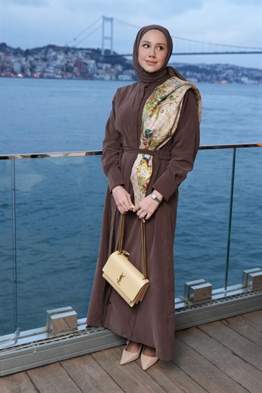 Sevi Hakim Yaka Kemeri Lastikli Modal Elbise KAHVERENGİ