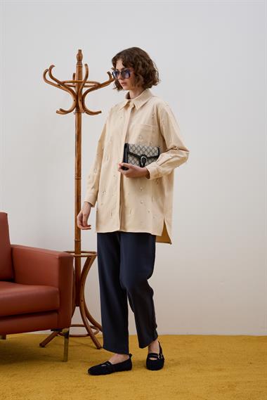 Venedik Düğmeli Özel Aksesuarlı Gömlek BEJ