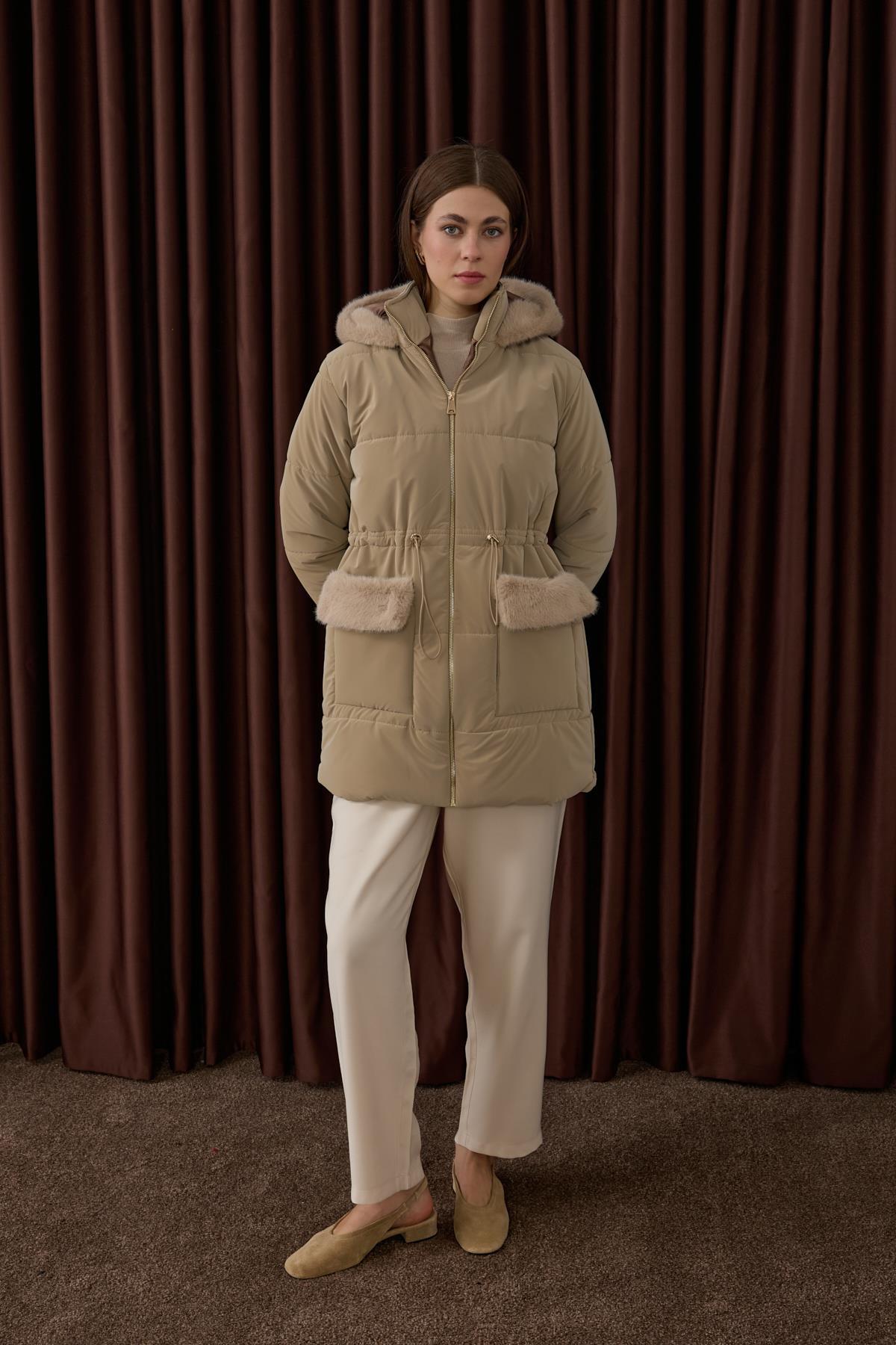 Flora Fermuarlı Kürk Detaylı Şişme Mont BEJ