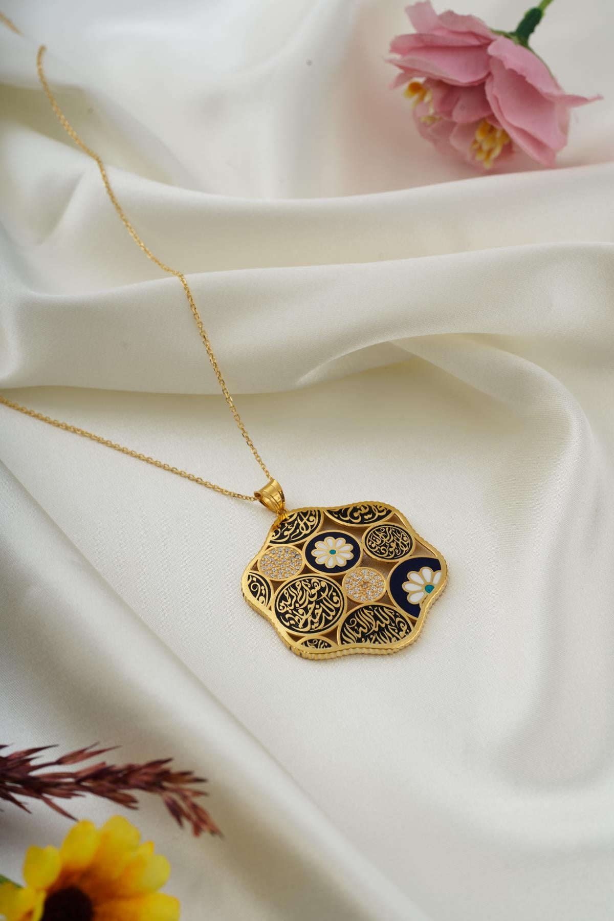 O, Allah'tır, bir tektir Kolye