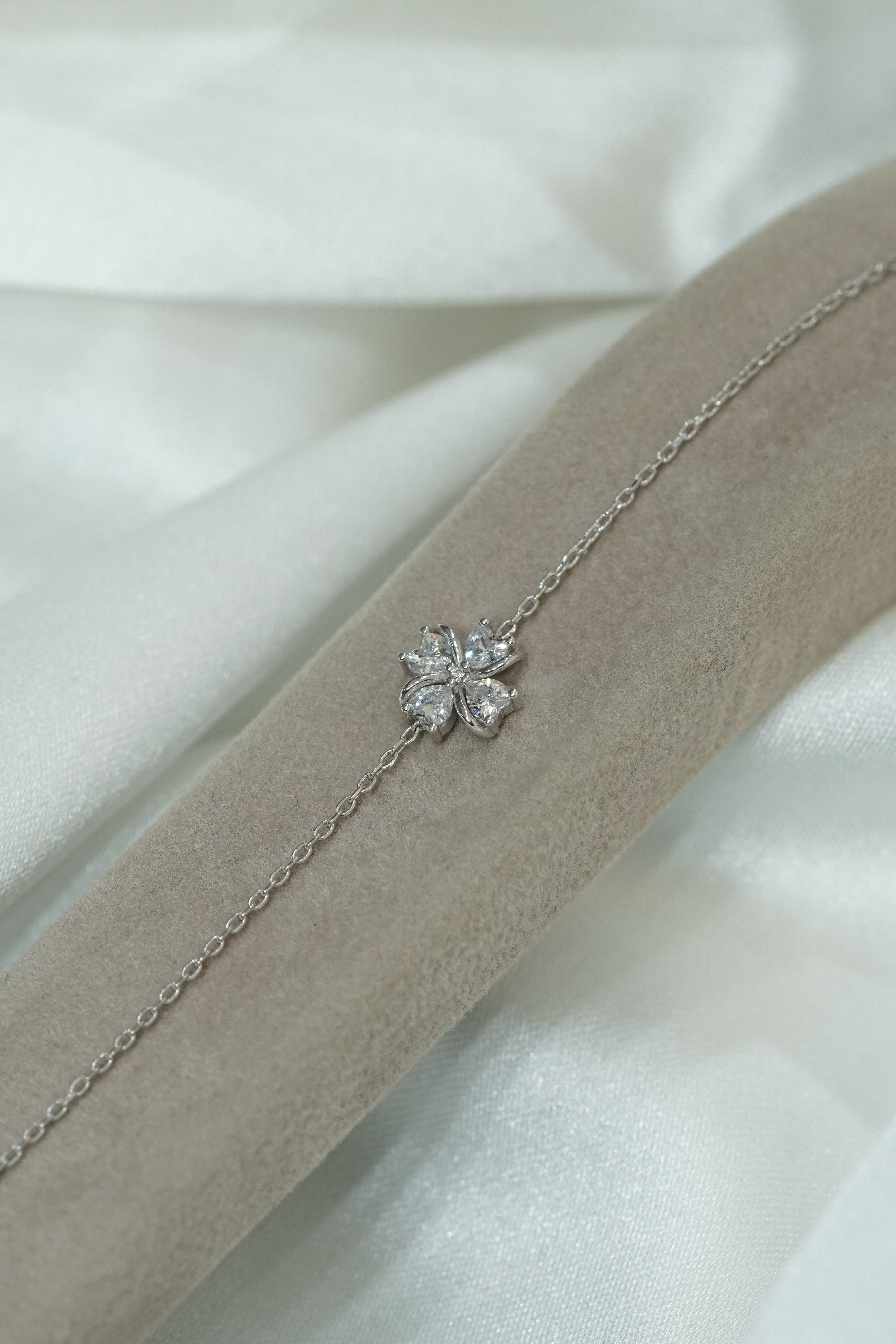 Taşlı Çiçek Bileklik