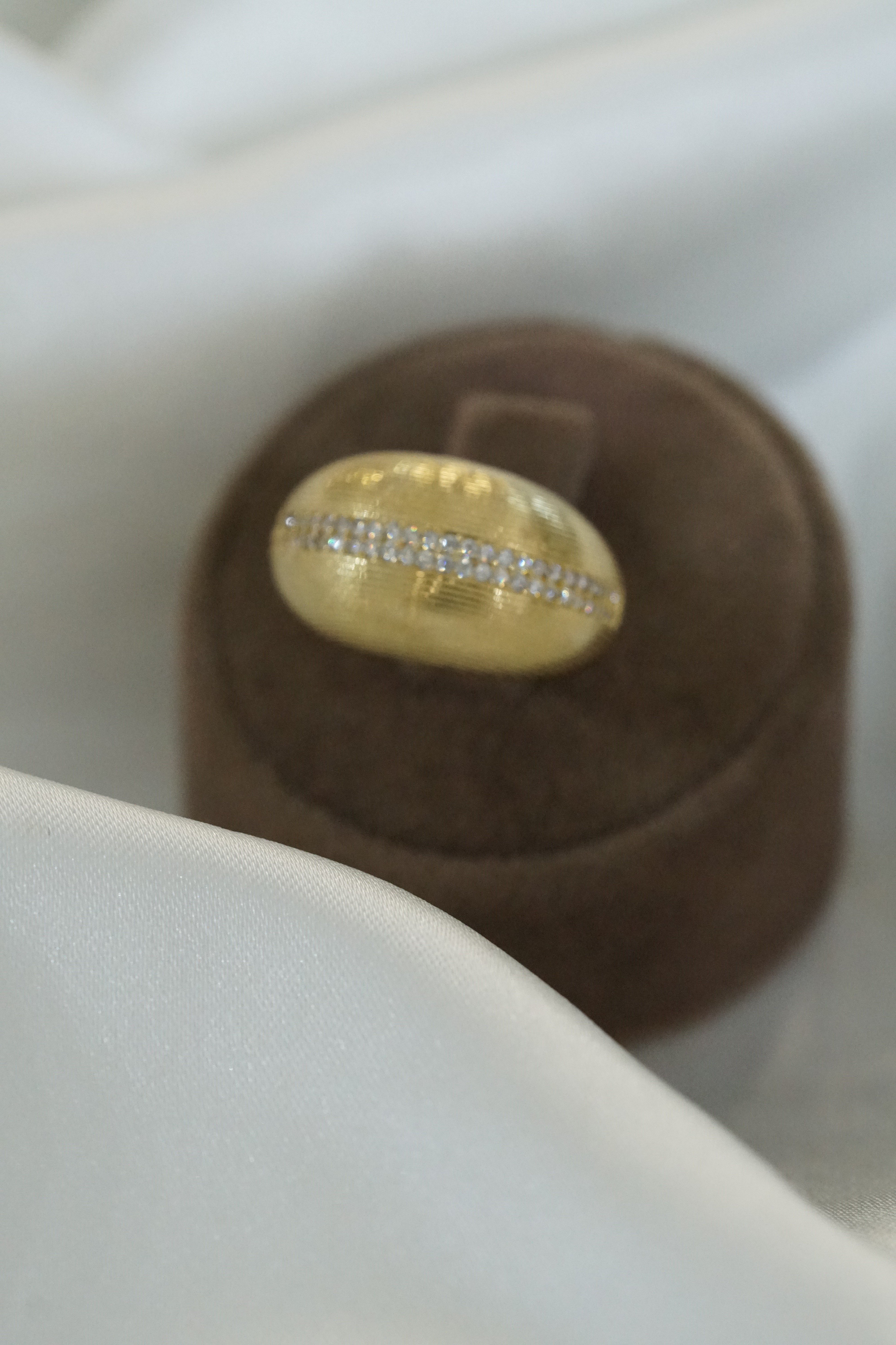 Klasik Şerit Taşlı Yüzük