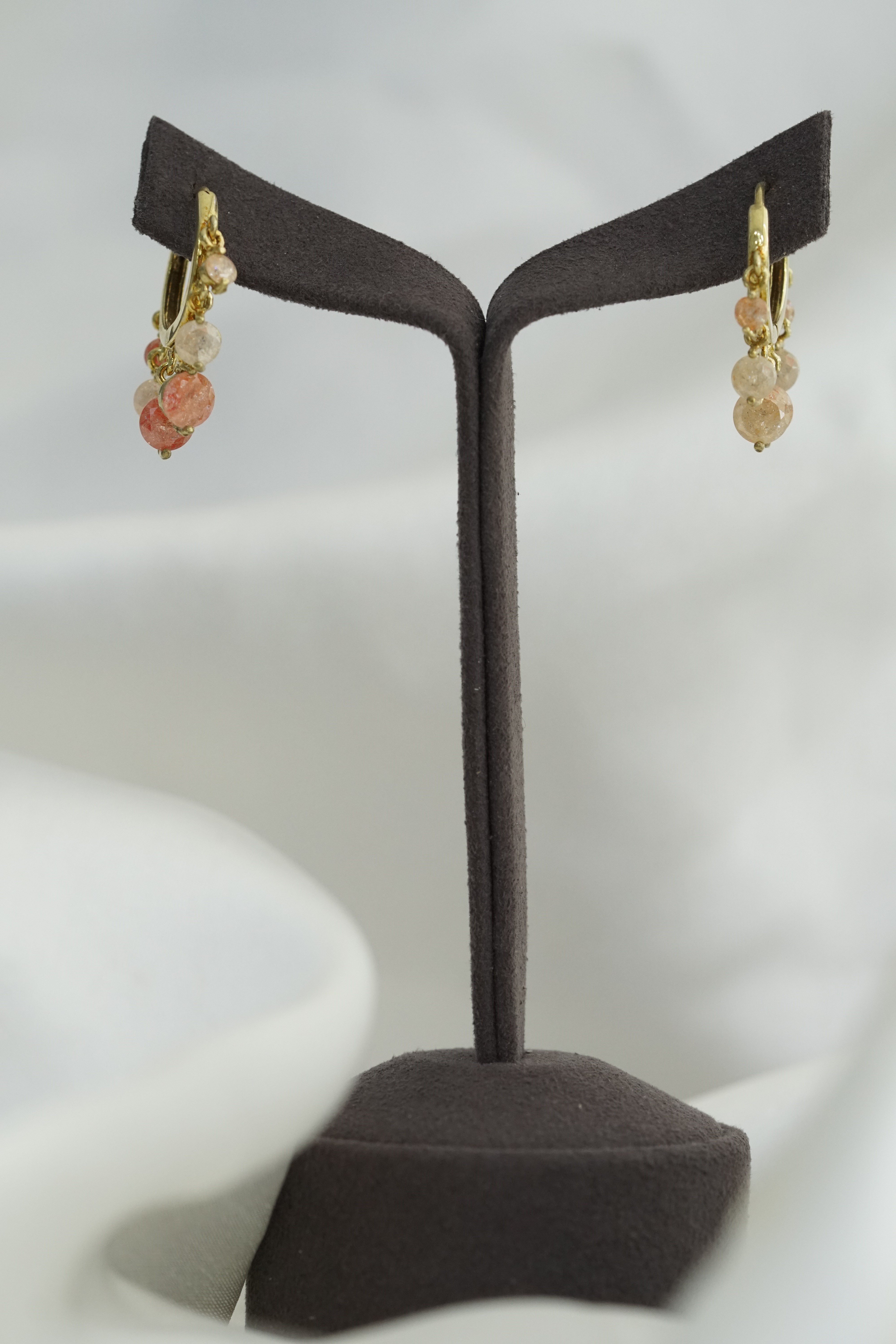 Pembe Sallantılı Taşlı Küpe