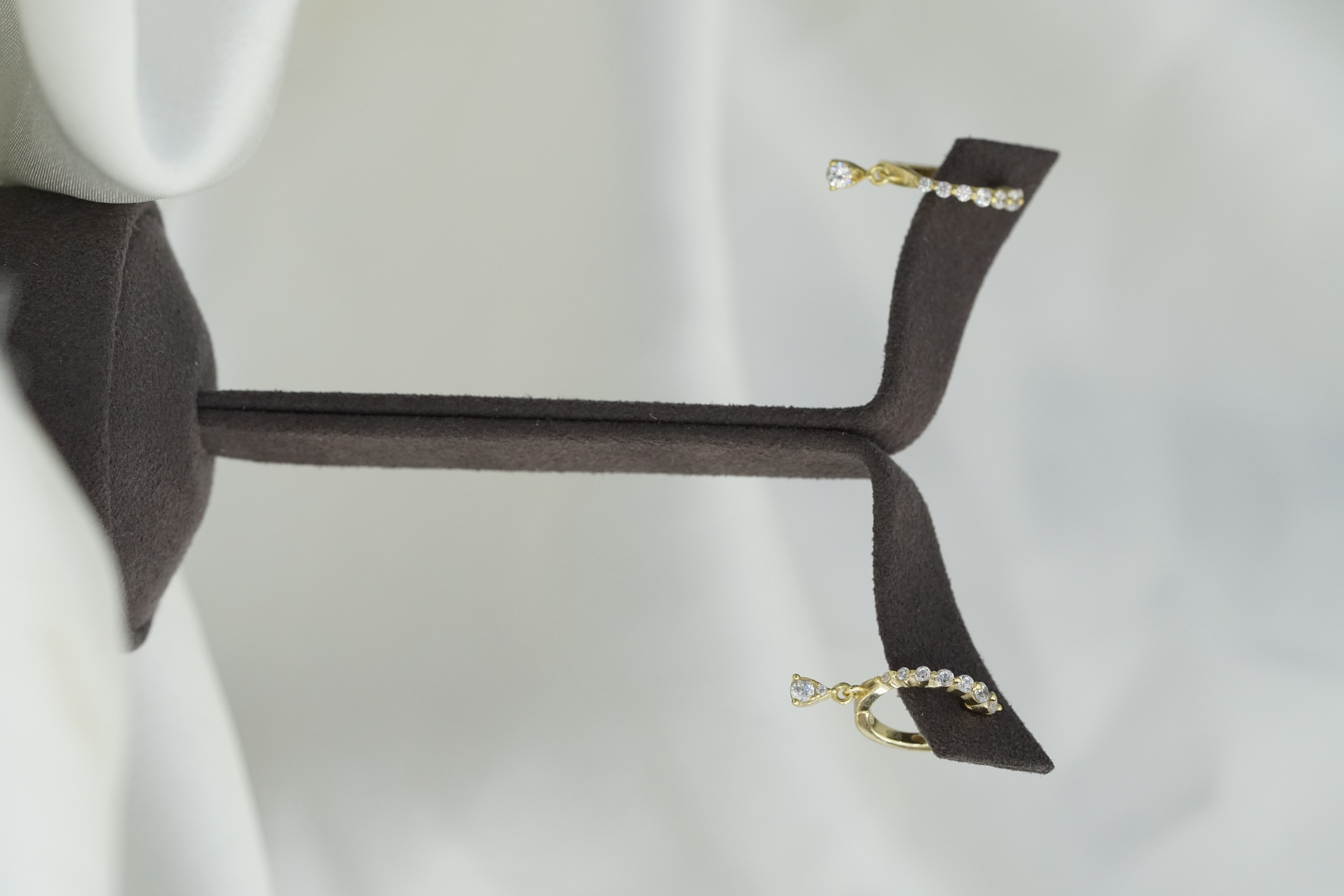 Sallanan Taşlı Halka Küpe