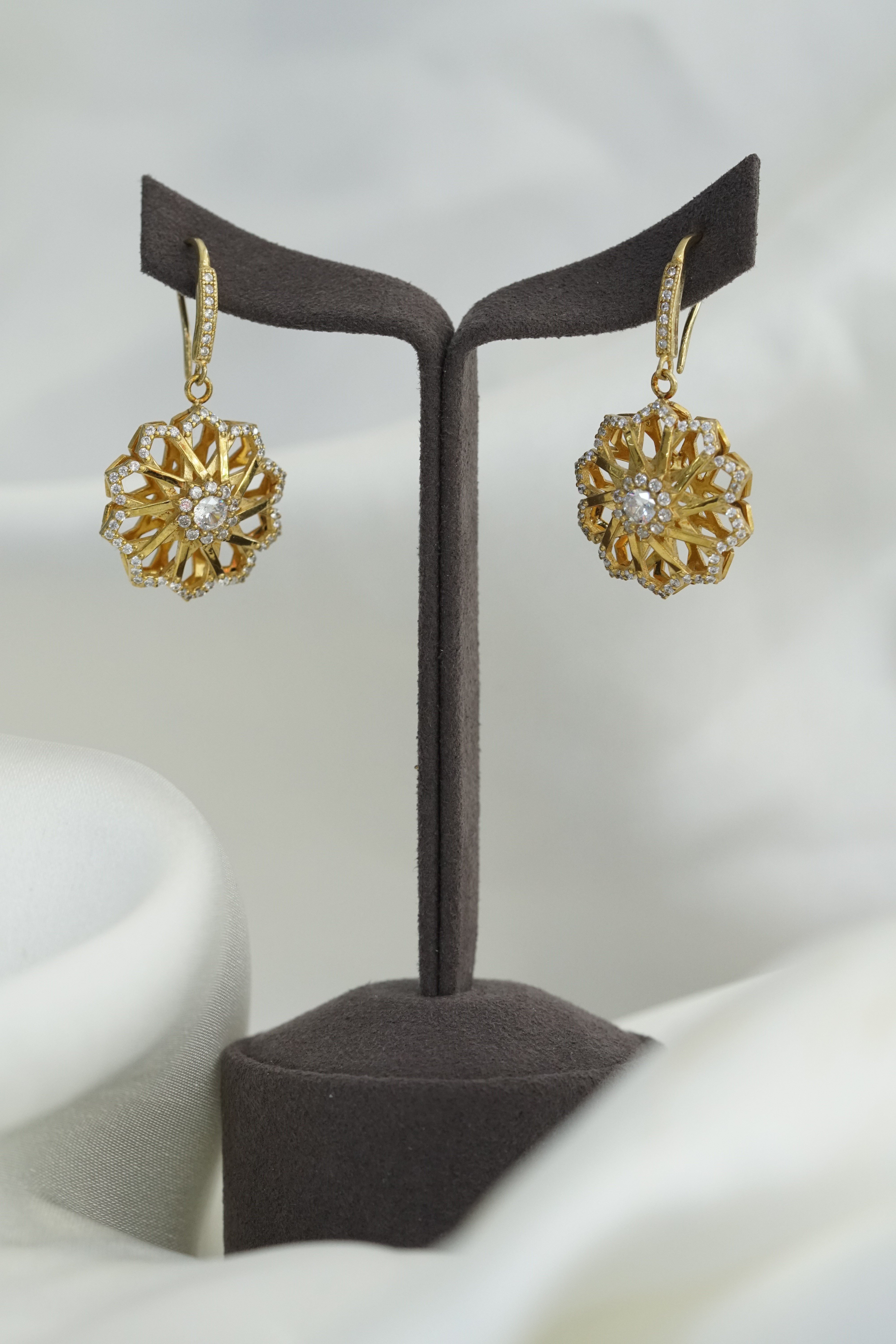 Taşlı Çiçek Küpe