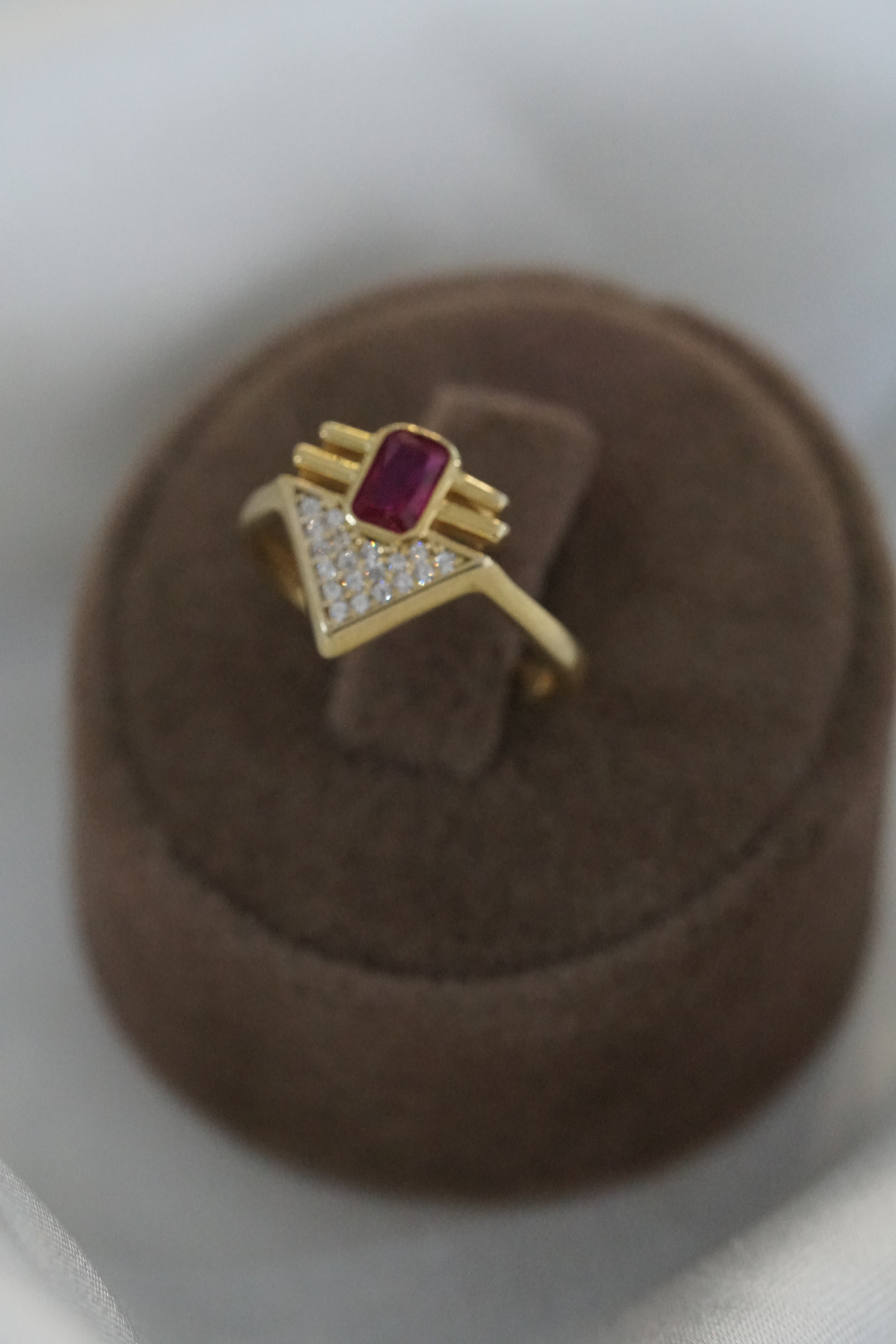 Üçgen Pembe Taşlı Yüzük