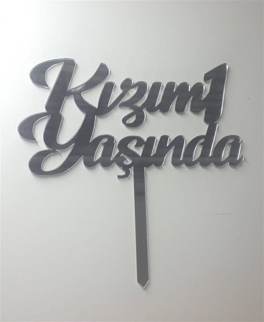 Pasta Üstüne Pleksi Kızım 1 Yaşında yazısı