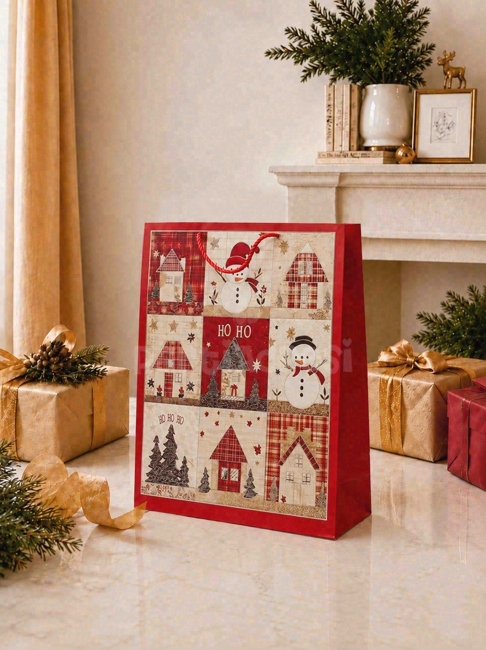Yılbaşı Temalı Karton Hediye Çantası – Ekose Ev Motifli 30x40x12 cm