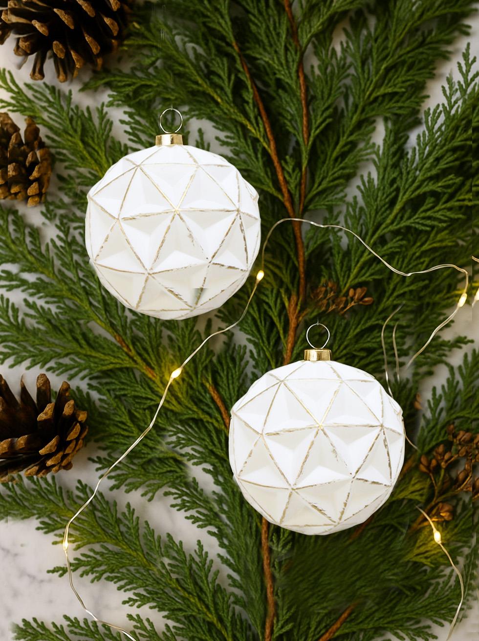 Yılbaşı Topu Geometrik Desenli Eskitme Detaylı Ağaç Süsü Beyaz 10 cm – 2li Set