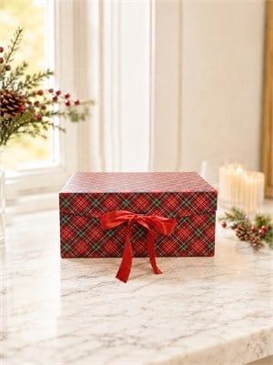 Yılbaşı Temalı Ekose Hediye Kutusu – Kırmızı Kurdeleli Dekoratif Kutu 24x17x10 cm
