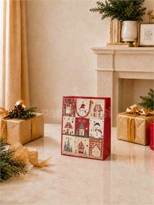 Yılbaşı Temalı Karton Hediye Çantası – Ekose Ev Motifli 18x23x10 cm