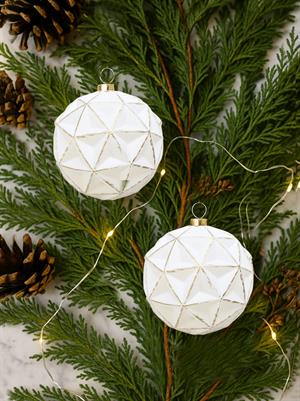 Yılbaşı Topu Geometrik Desenli Eskitme Detaylı Ağaç Süsü Beyaz 10 cm – 2li Set