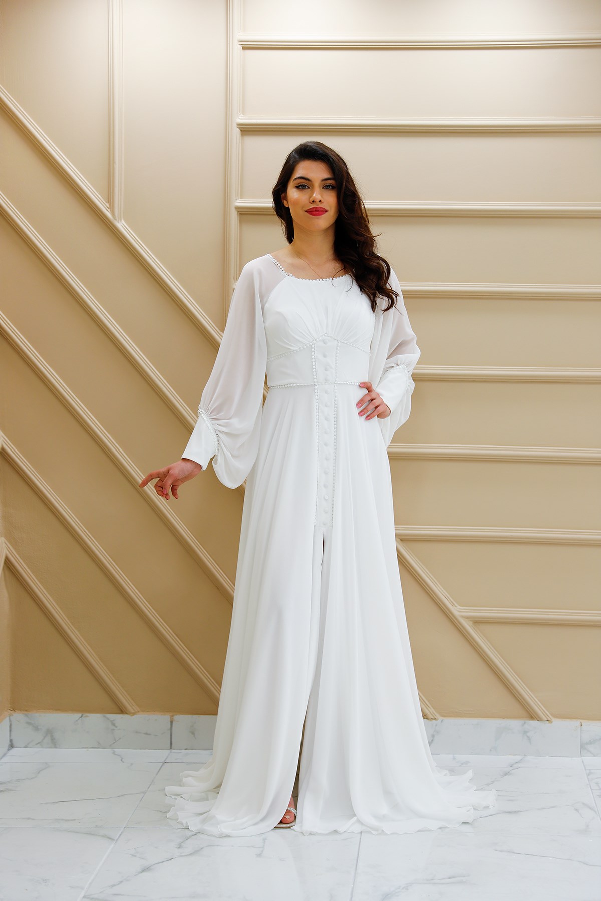 Kadın Beyaz Şifon Doku Uzun Kol Düğme Detaylı Abiye Elbise