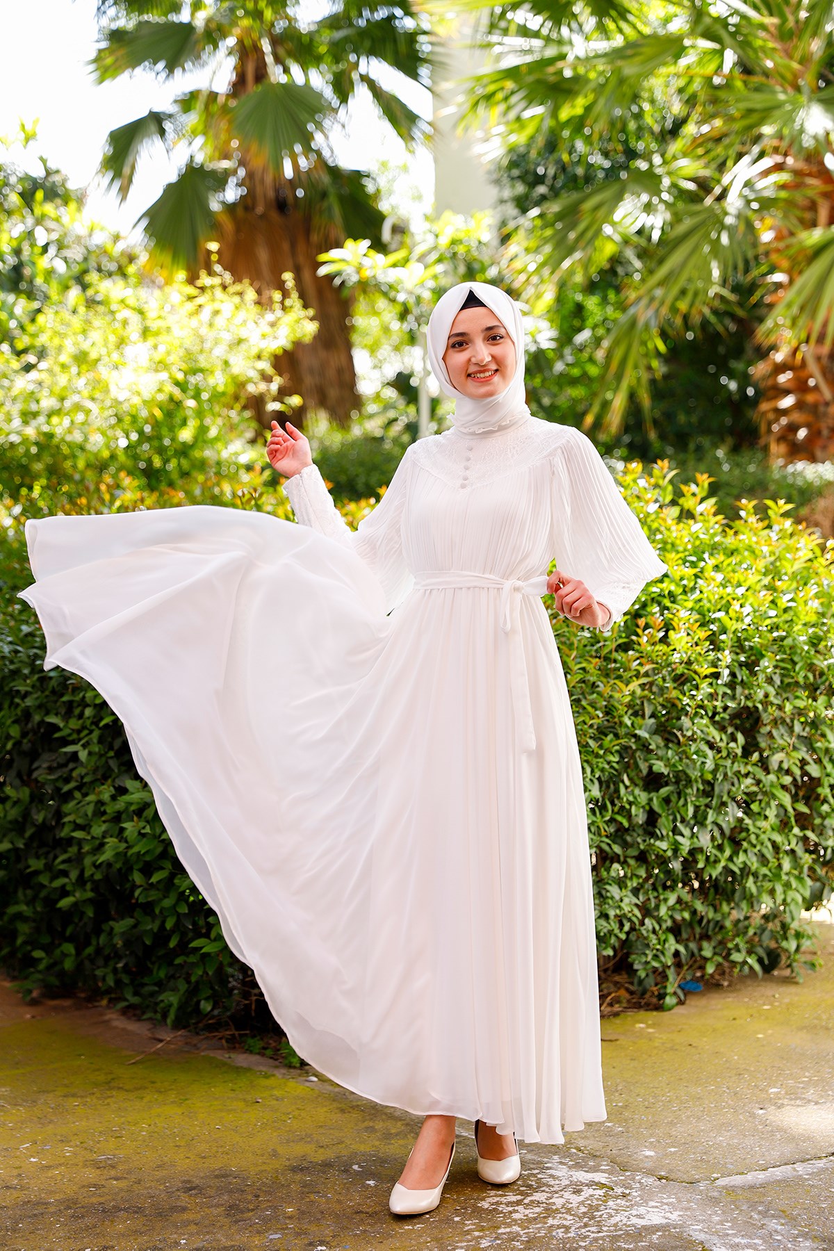 Kadın Beyaz Şifon Üstü Pileli Tesettür Abiye Elbise