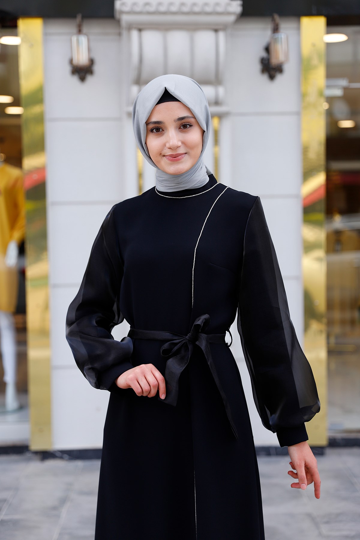 Kadın Siyah Kolları Organze Kumaş Önü Taş Detaylı Kuşaklı Tesettür Abiye  Elbise