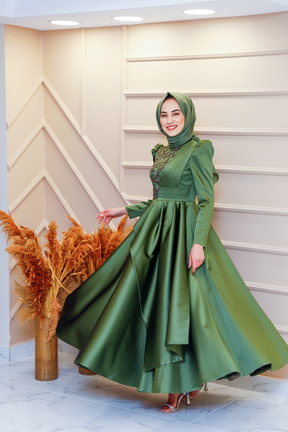 Kadın Yeşil Saten Kumaş Önü Drape Detaylı Bilek Boy Tesettür Abiye Elbise