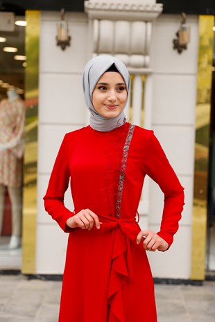 Kadın Kırmızı Krep Kumaş Önü Taş Ve Volan Detaylı Kuşaklı Tesettür Abiye Elbise