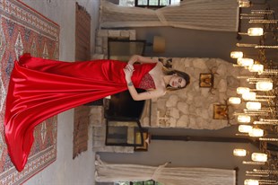 Kadın Kırmızı Straplez Saten Doku İşleme Detaylı Abiye Elbise