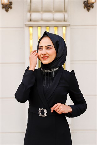 Kadın Krep Kumaş Kruvaze Yaka Kolye Detaylı Kemerli Tesettür Abiye Elbise