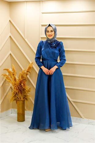 Kadın Lacivert Organze Kumaş Broş Detaylı Tesettür Abiye Elbise