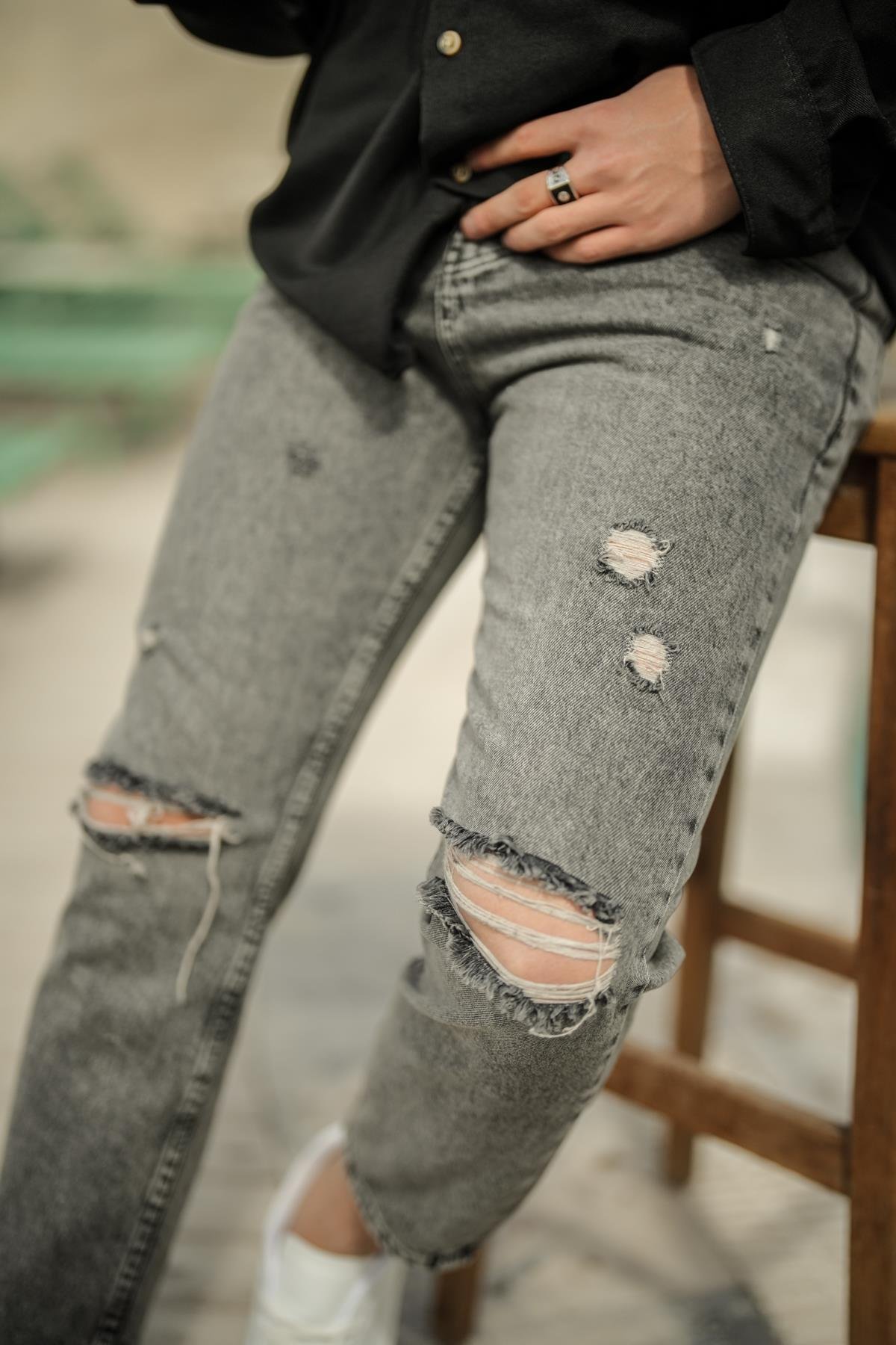 Çift Dizi Yırtık Mom Jean Yıkamalı Siyah