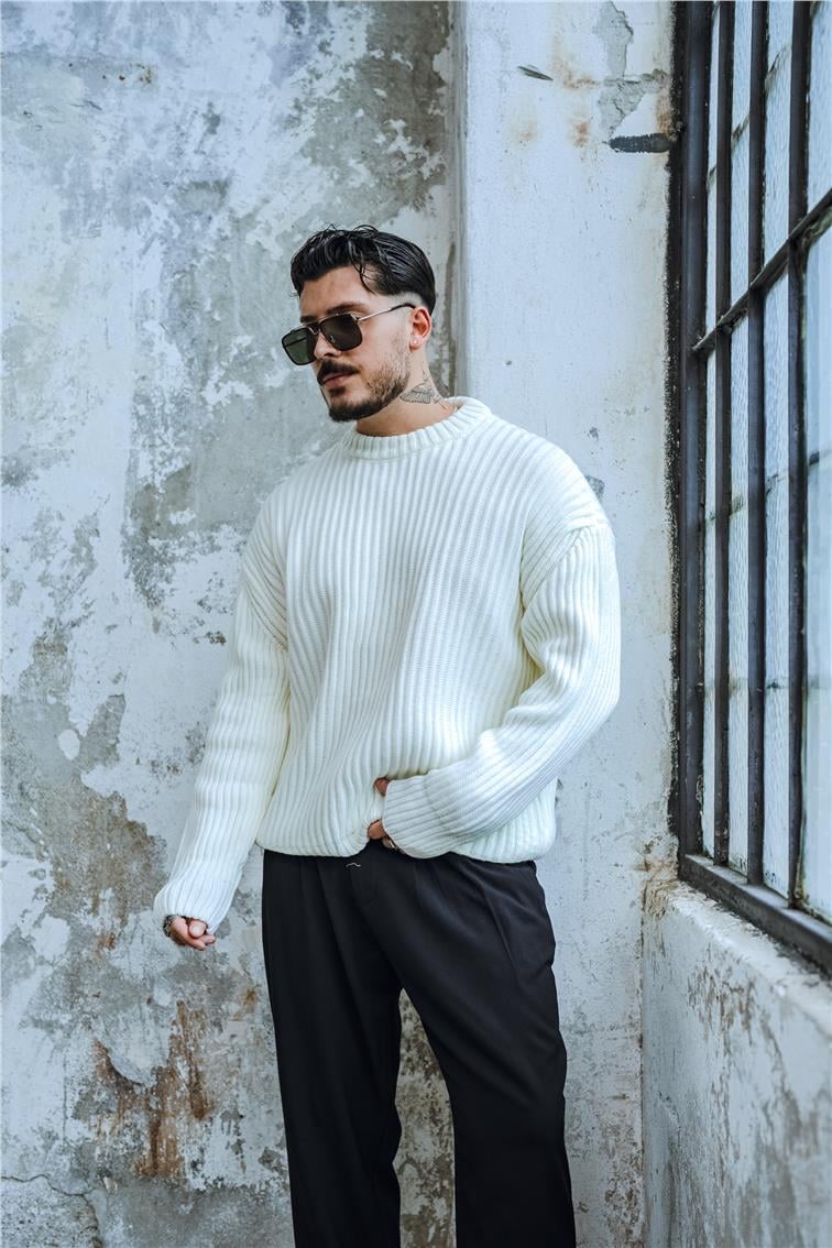 Bol Kalıp  Dokulu Dolgun Kumaş Kazak Beyaz