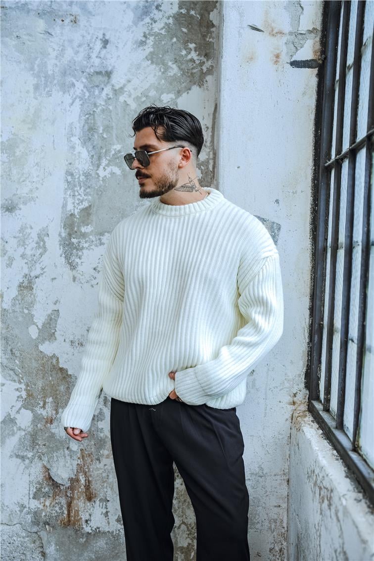 Bol Kalıp  Dokulu Dolgun Kumaş Kazak Beyaz