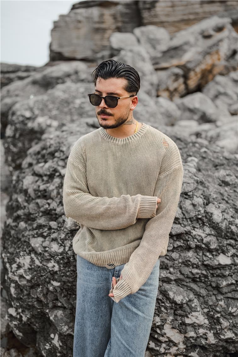 Yıkamalı Yırtık Detaylı Oversize Örgülü Kazak Yıkamalı Bej