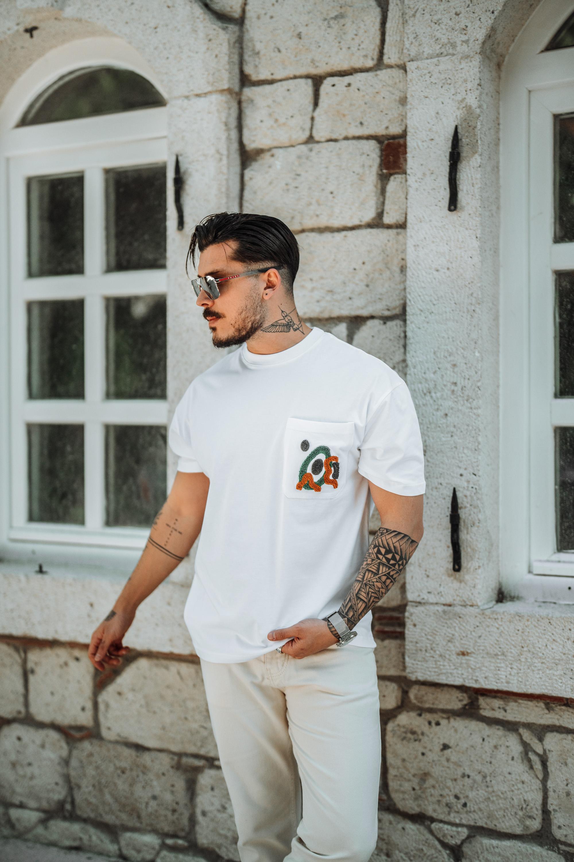 Cep Nakışlı Oversize T-Shirt Beyaz