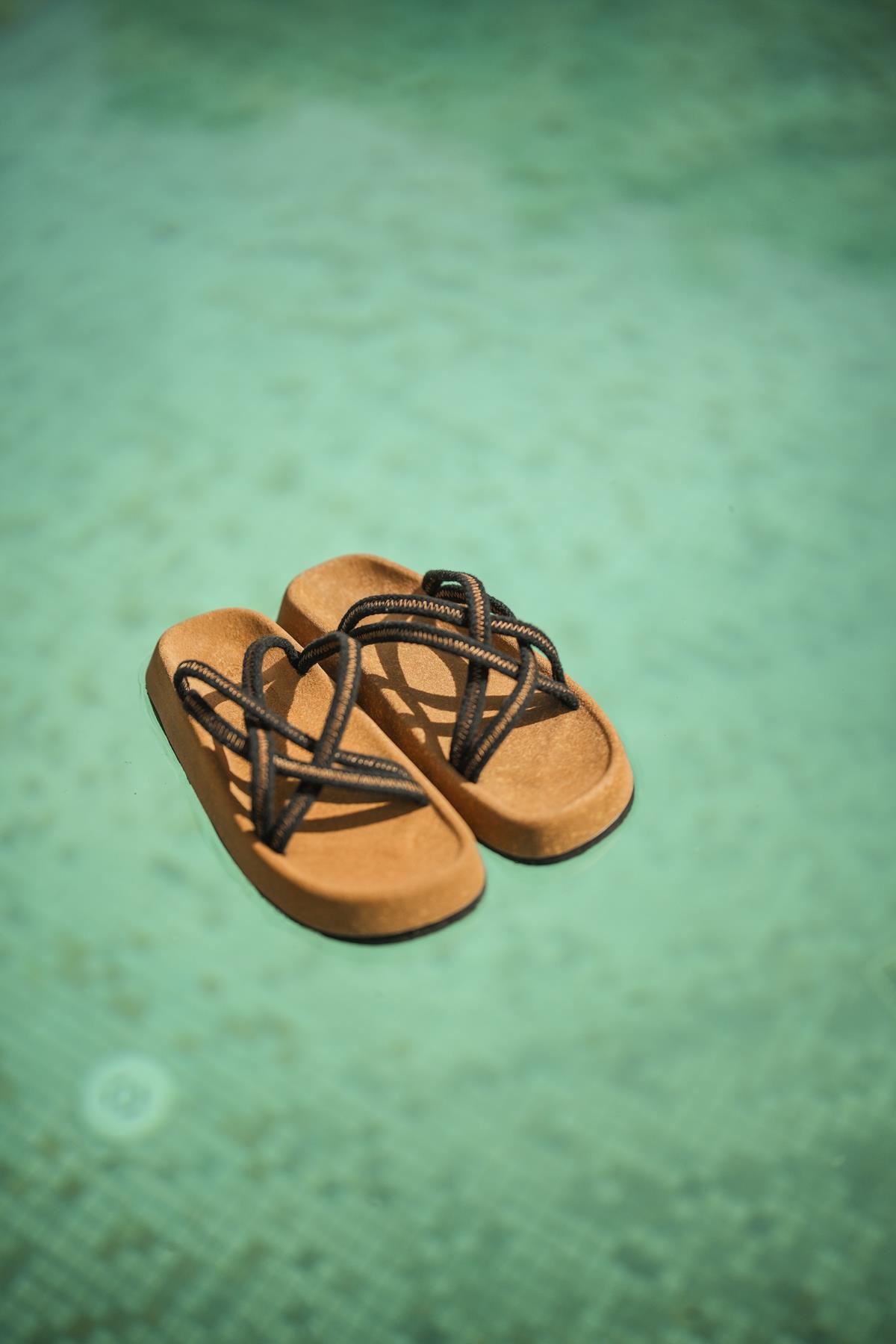 Örmeli Yüksek Taban Terlik Siyah