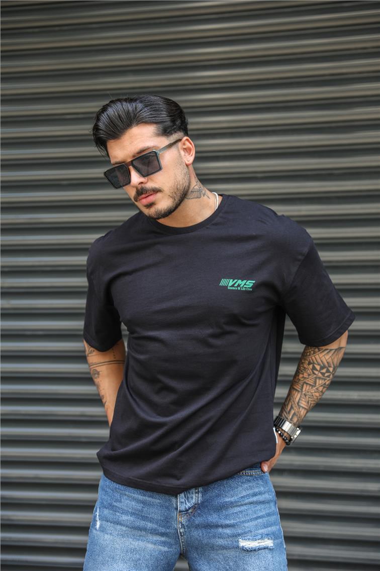 THE WORLD IS A Arkası Baskılı T-Shirt Siyah