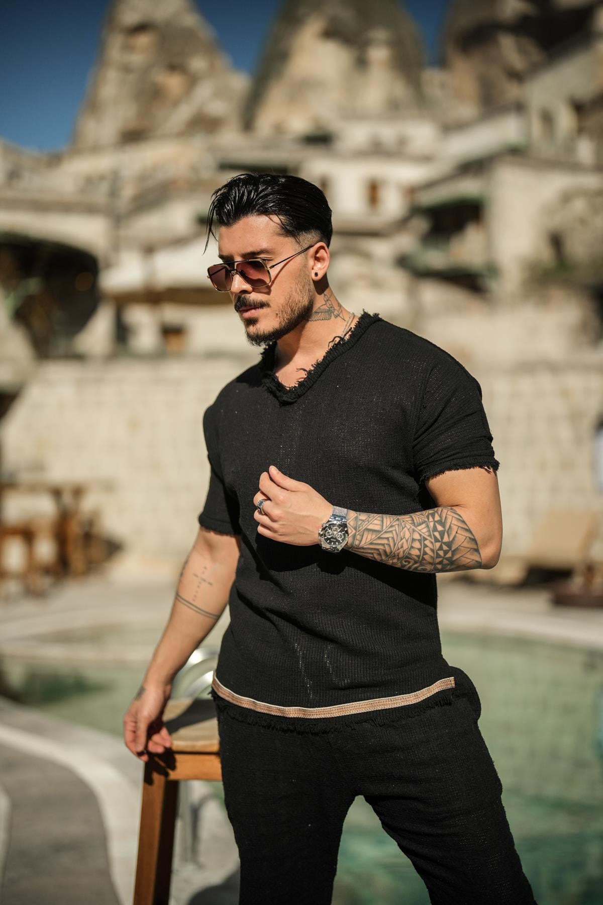 Yaka Ve Kollar Yırtmaçlı Örme T-Shirt Siyah