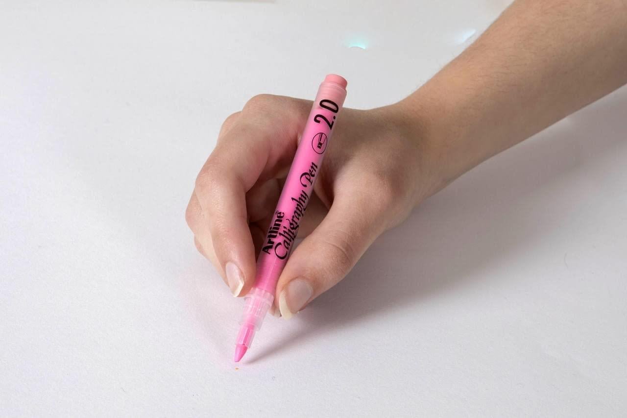 Artline Pastel Calligraphy 2.0 Kaligrafi Kalemi Uç:2,0mm Pastel PembeFosforlu Kalemler