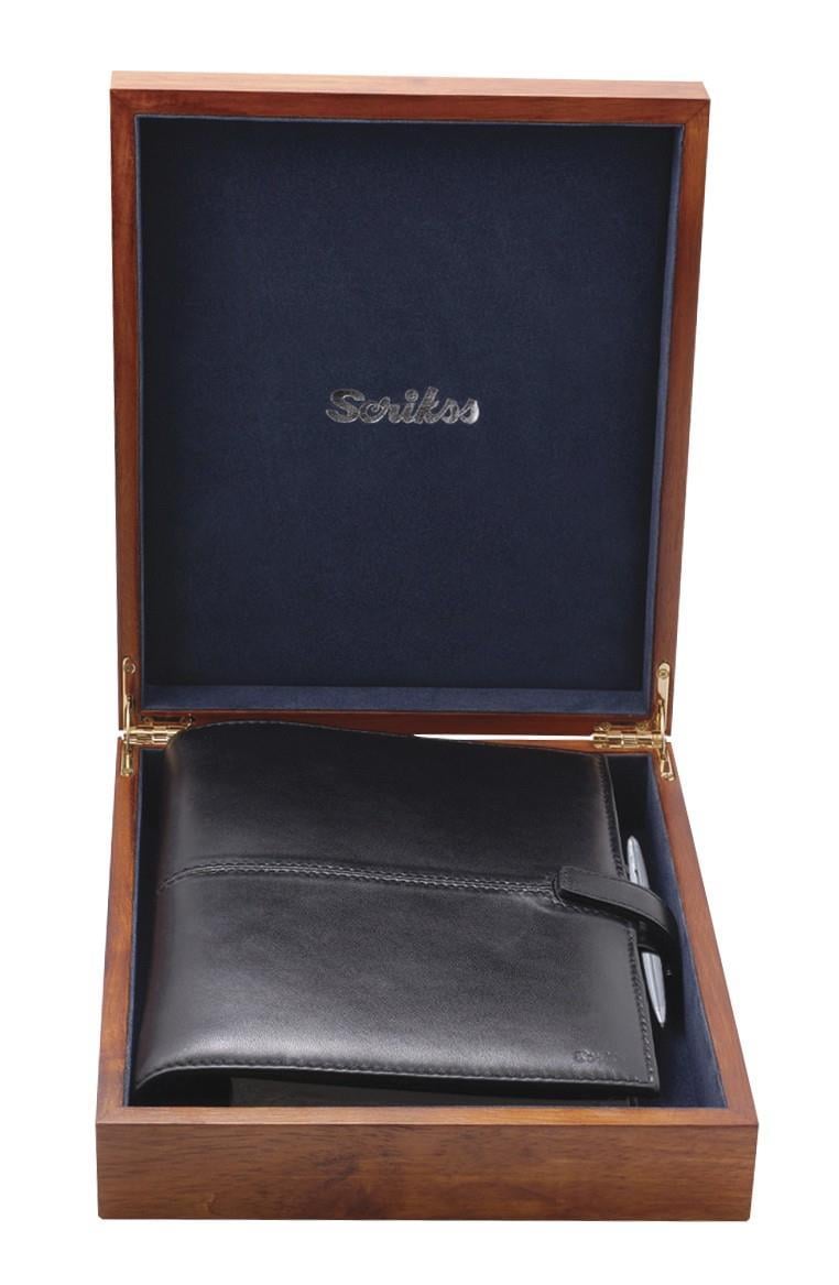 Scrikss Sdr 220-1 Büyük Ajanda+78M Krom Tükenmez Kalem Premium Ahşap KutuScrikss Sdr 220-1 Büyük Ajanda+78M Krom Tükenmez Kalem Premium Ahşap Kutu - Kirtasiyem.netKalem Setleri
