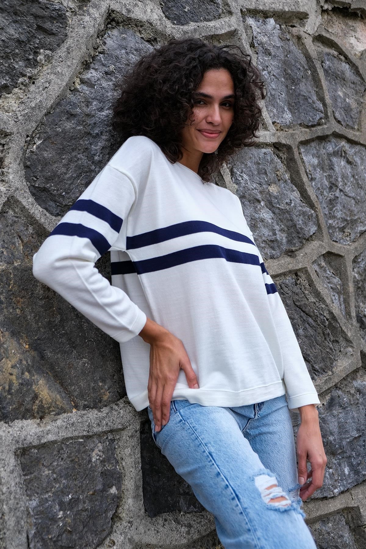 Chuba Kadın Çizgi Detaylı Oversize Triko Kazak Ekru-Lacivert 22WK257