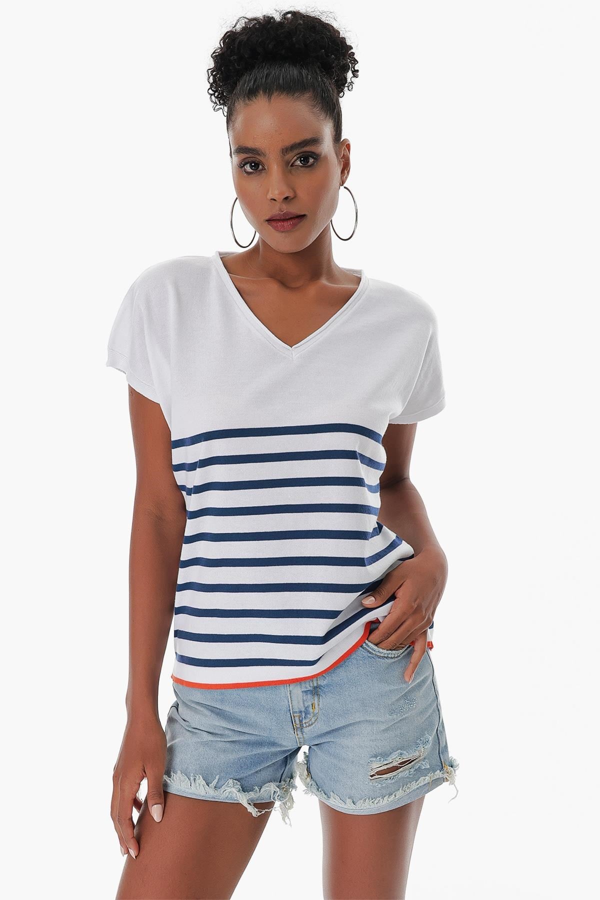 Chuba Kadın V Yaka Çizgili Geniş Kalıp Marin Kısa Kollu İnce Triko T-Shirt Beyaz-Navy 23S1009