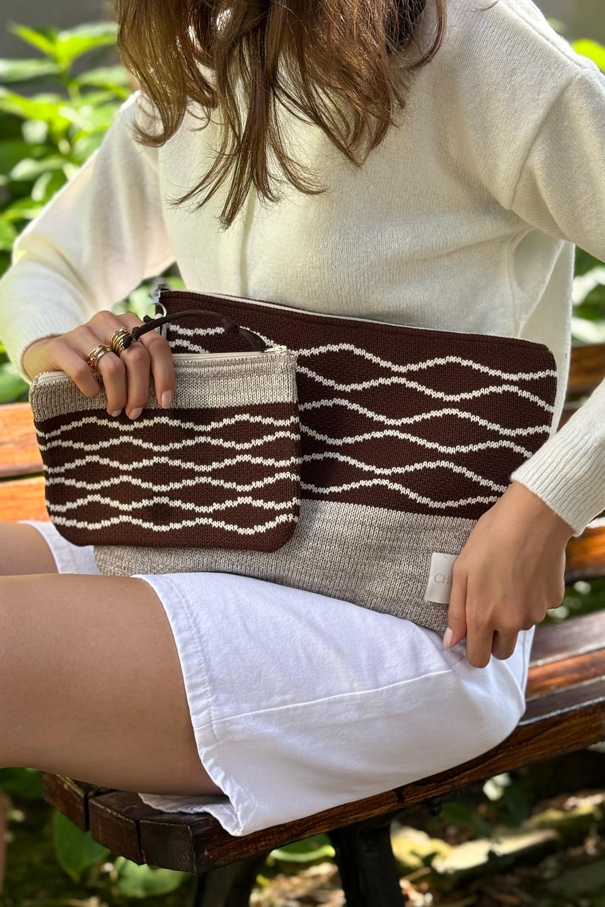 Chuba Renkli Dalga Desenli Aksesuarlı Triko Laptop &Macbook & Tablet Kılıfı ve El Çantası Seti 13”-14” Inç Uyumlu Kahve-Vizon CHAX821