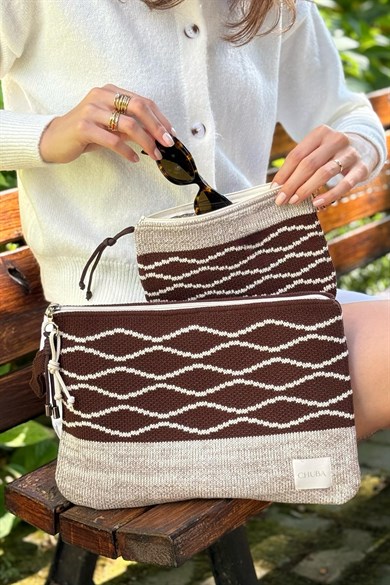 Chuba Renkli Dalga Desenli Aksesuarlı Triko Laptop &Macbook & Tablet Kılıfı ve El Çantası Seti 13”-14” Inç Uyumlu Kahve-Vizon CHAX821