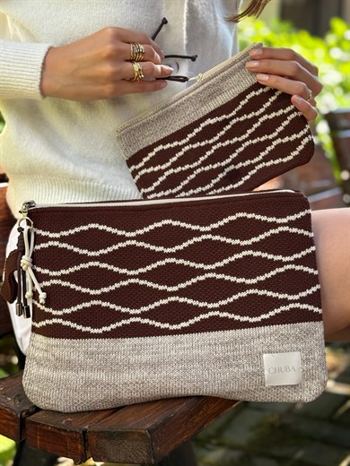 Chuba Renkli Dalga Desenli Aksesuarlı Triko Laptop &Macbook & Tablet Kılıfı ve El Çantası Seti 13”-14” Inç Uyumlu Kahve-Vizon CHAX821