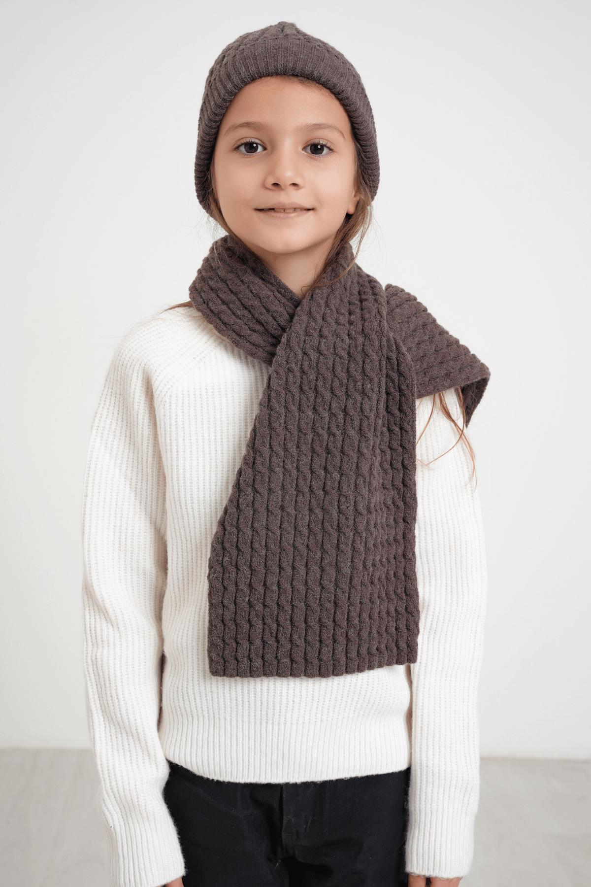 Chuba Çocuk Saç Örgü Yumuşak Tuşe Triko Atkı Bere Takımı 7-9 & 10-12 Yaş Koyu Kahve CHKIDS103