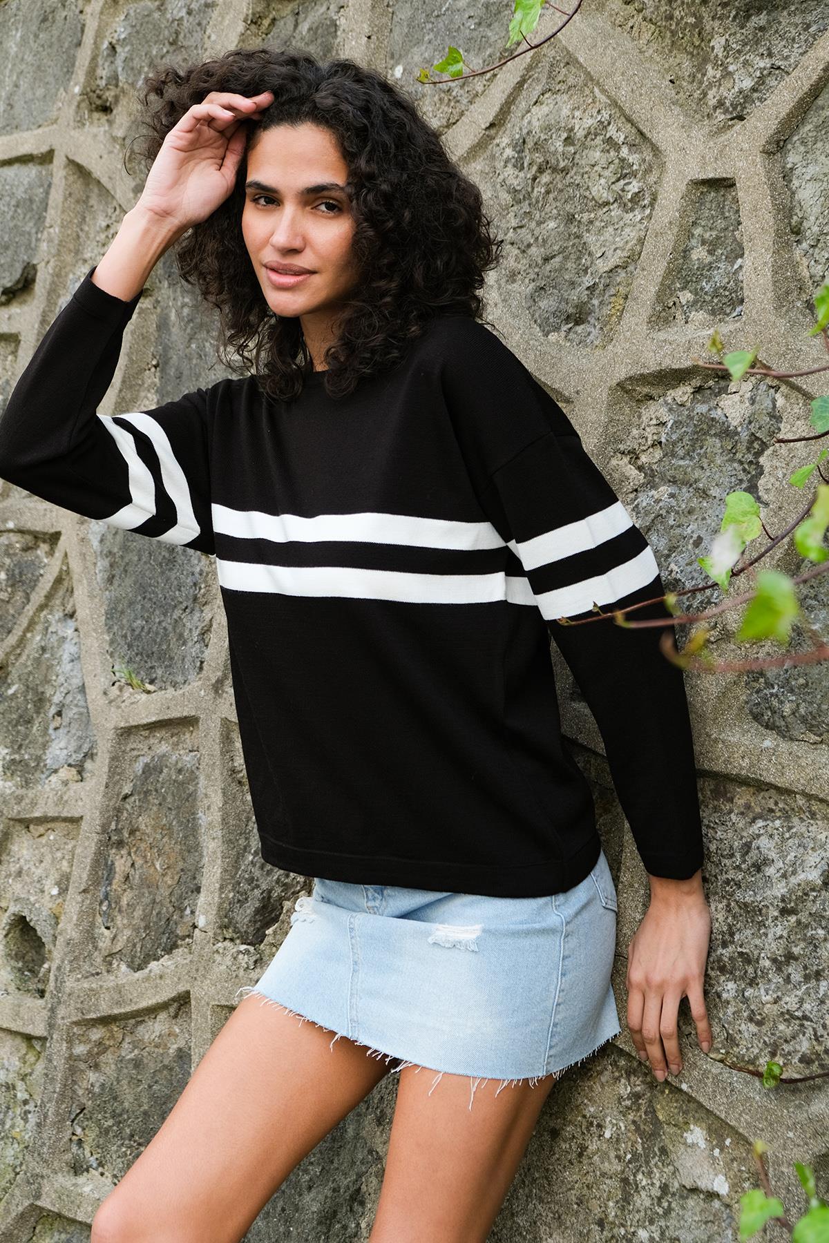 Chuba Kadın Çizgi Detaylı Oversize Triko Kazak Siyah-Ekru 22WK257