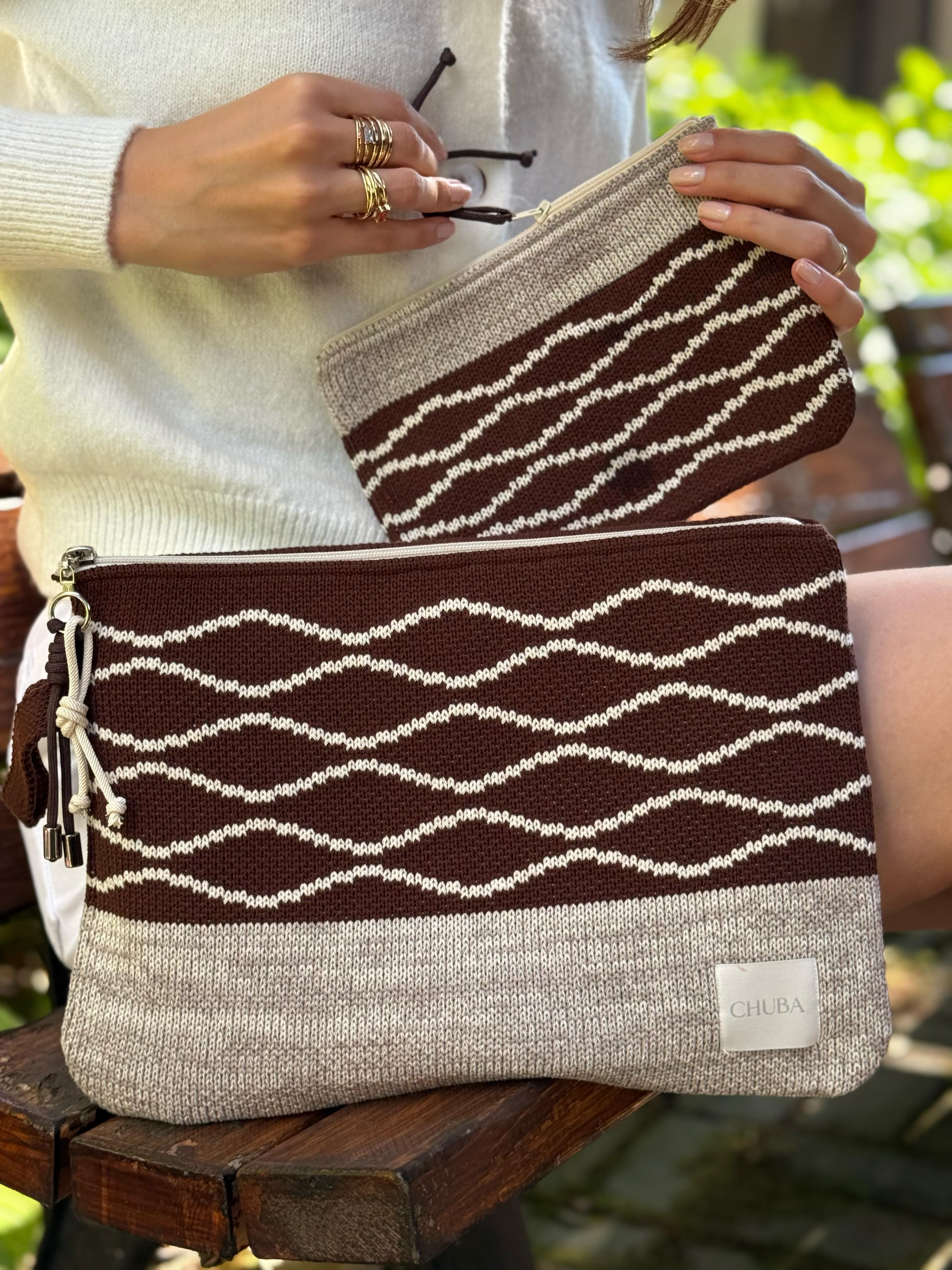 Chuba Renkli Dalga Desenli Aksesuarlı Triko Laptop &Macbook & Tablet Kılıfı ve El Çantası Seti 13”-14” Inç Uyumlu Kahve-Vizon CHAX821
