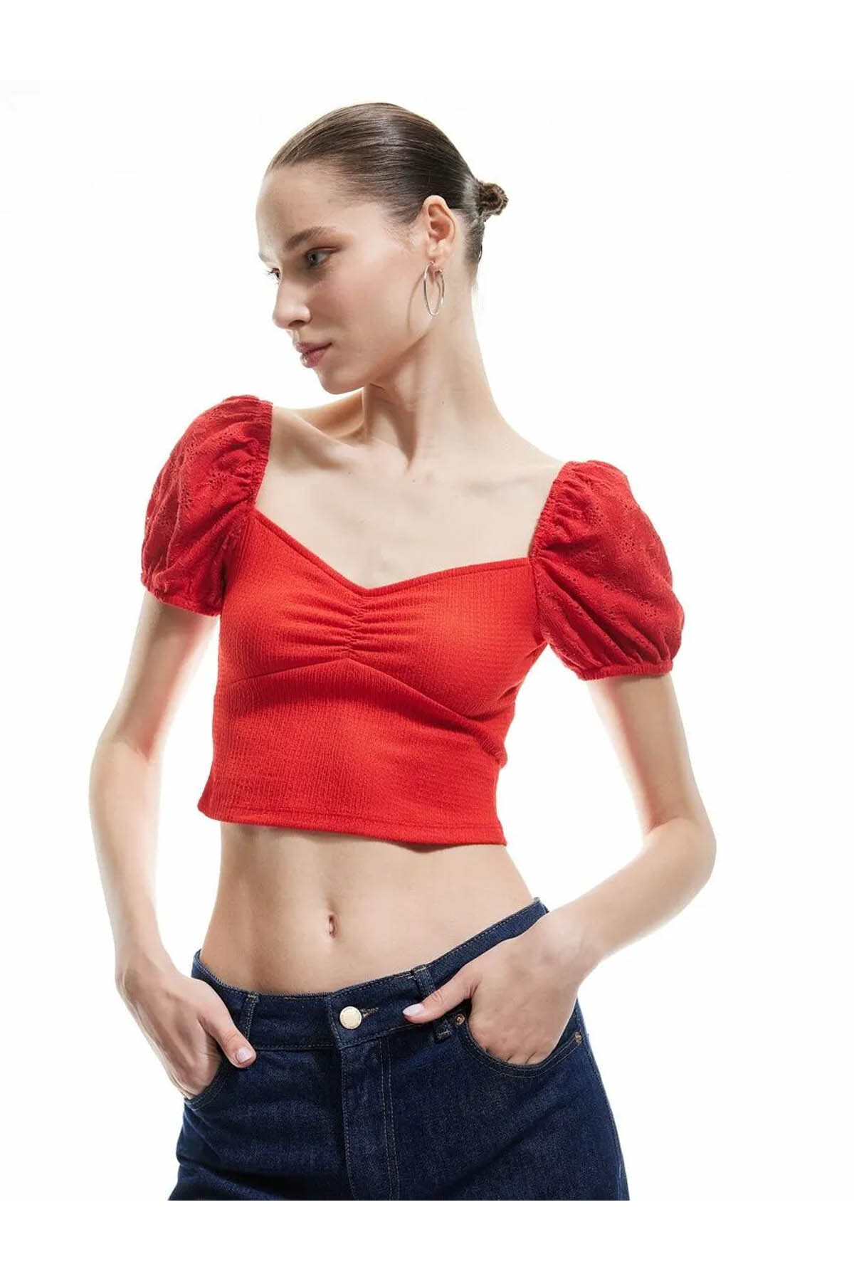 Balon Kollu Brode Detaylı Kalp Yaka Kırmızı Kadın T-Shirt 5SAL10004IK