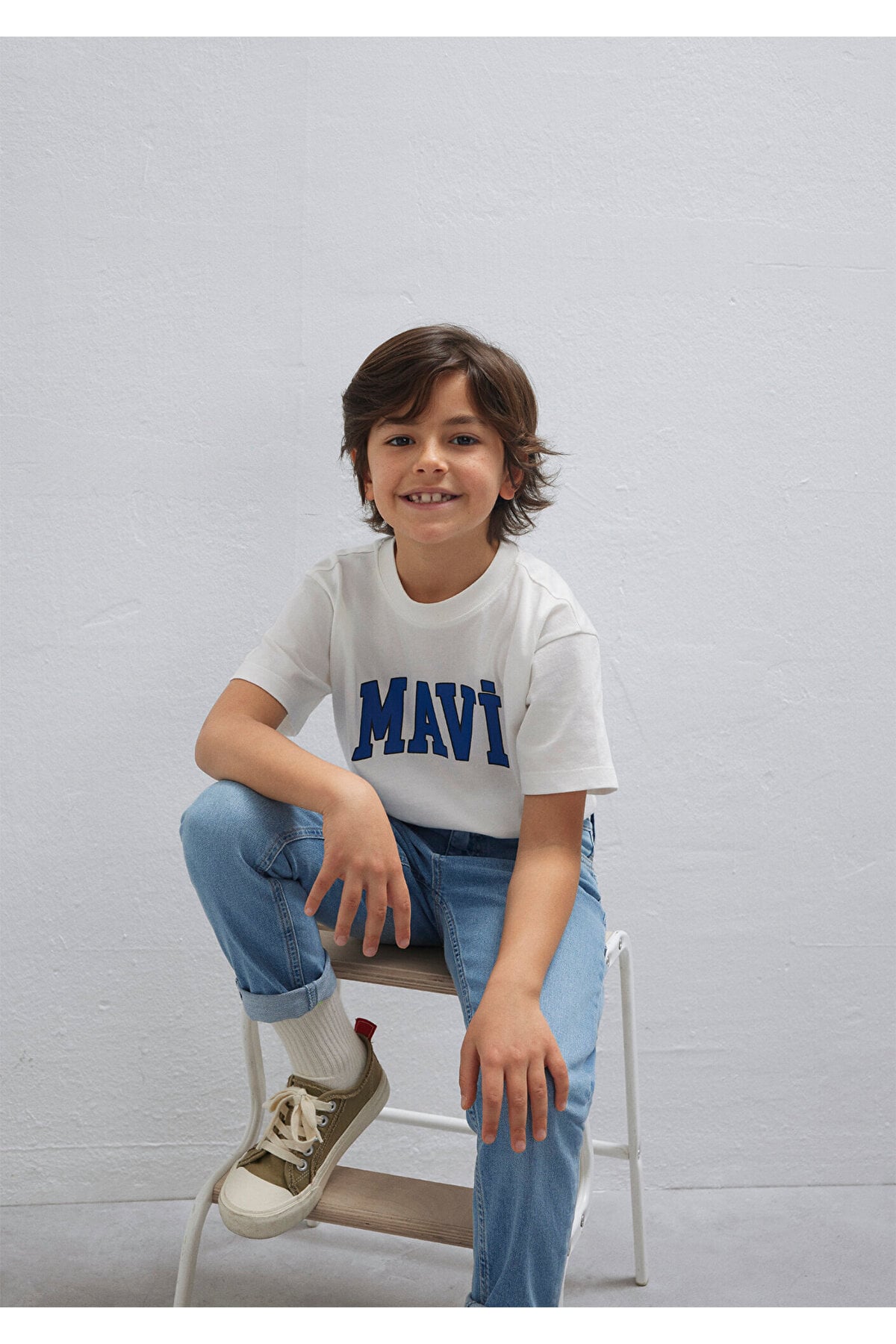 Mavi Logo Baskılı Tişört Kırık Beyaz
