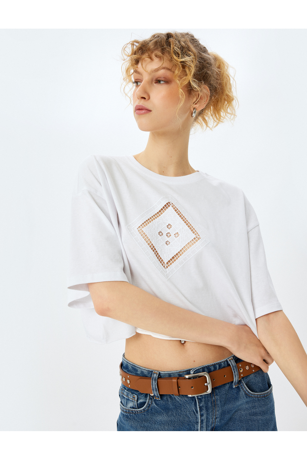 Nakış Detaylı Crop Ekru Kadın T-Shirt 5SAL10250IK
