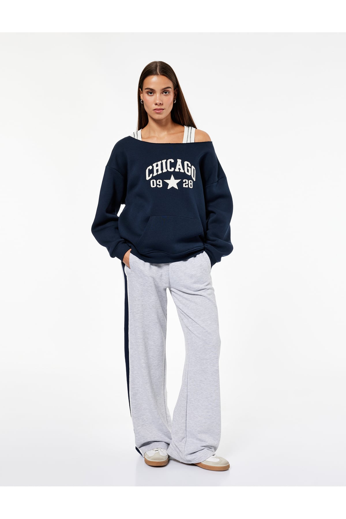 Nakışlı Şardonlu Kanguru Cepli Kayık Yaka Oversize Sweatshirt